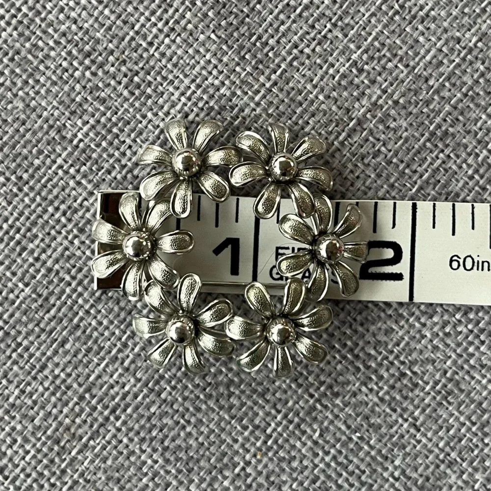 Vintage Silver Tone Daisy Floral Brooch Pin – Round Wreath Design